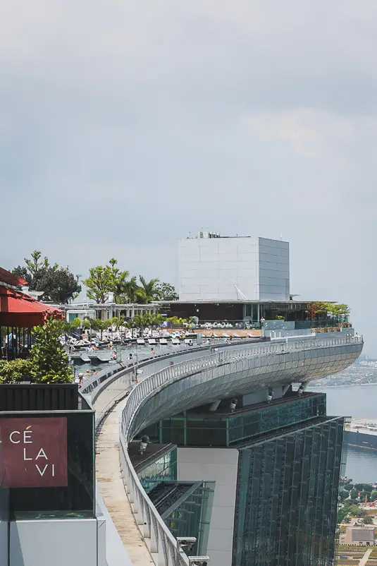 Rooftop van Marina Bay Sands met uitzicht op de infinity pool en Cé La Vi tijdens een Singapore layover.