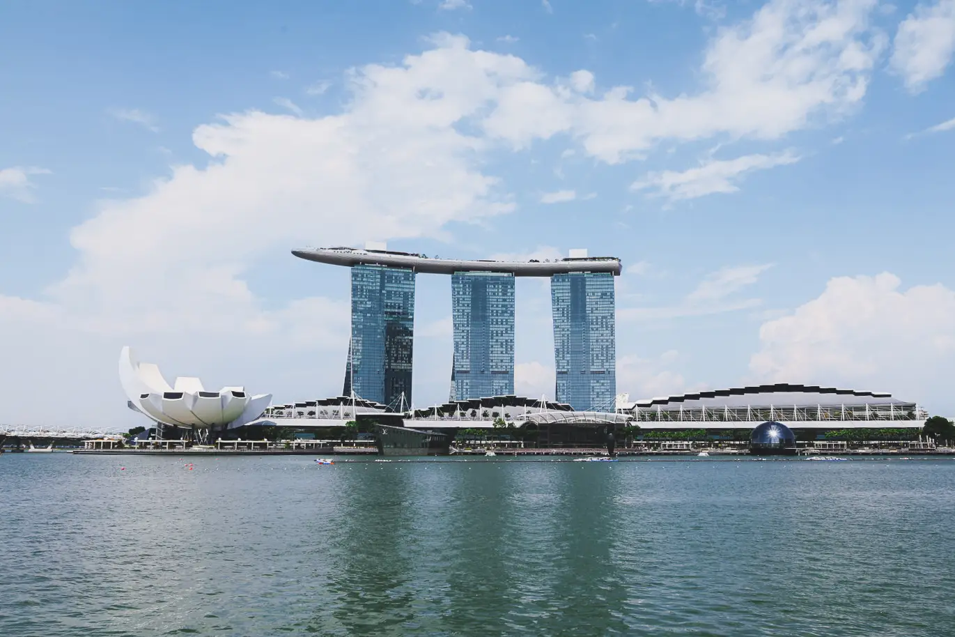 Uitzicht op Marina Bay Sands en de skyline vanaf de waterkant tijdens een Singapore layover.