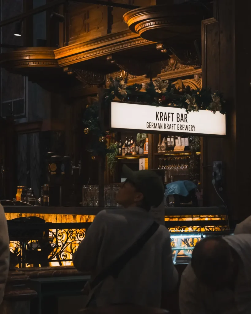 Interieur van Mercato Mayfair met eetkraampjes in Londen