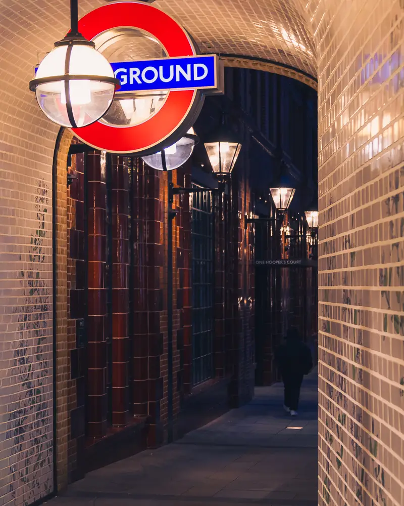 Foto van metro bord bij hooper's court fotospot