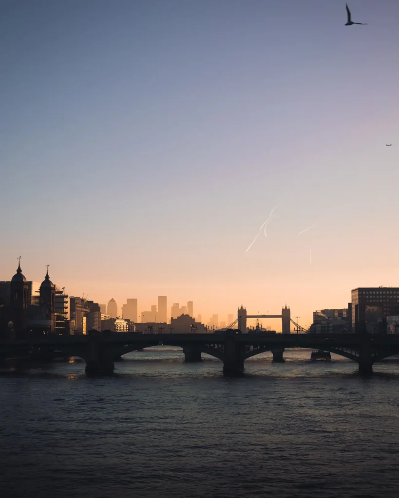 Skyline van Londen bij zonsopgang gezien vanaf de Thames