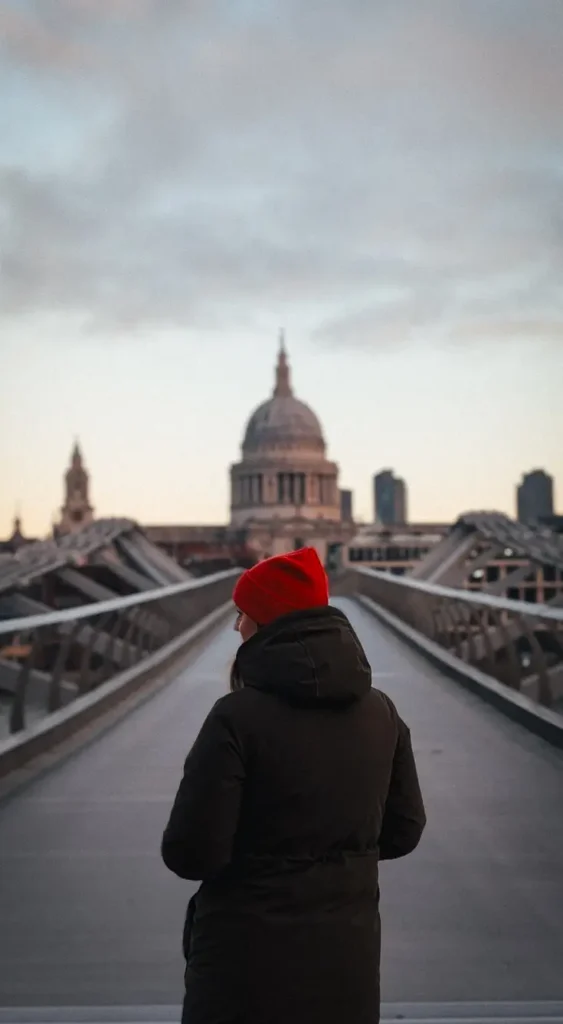 Millennium Bridge met zicht op St Paul’s Cathedral in Londen