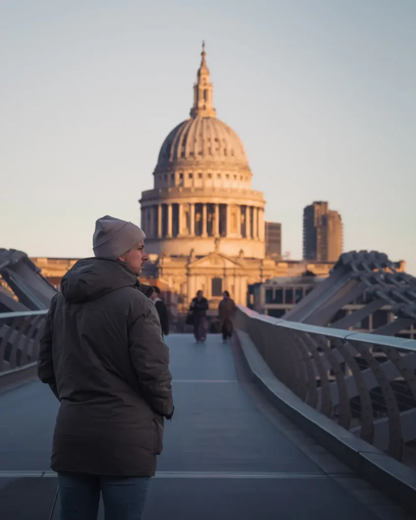 St Paul’s Cathedral bij zonsopgang vanaf Millennium Bridge