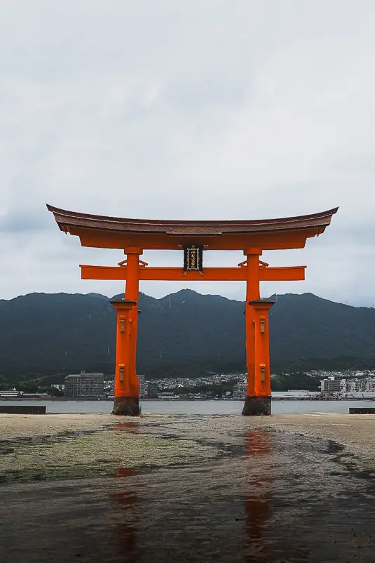 De beroemde drijvende torii-poort van Itsukushima Shrine op Miyajima tijdens laagwater