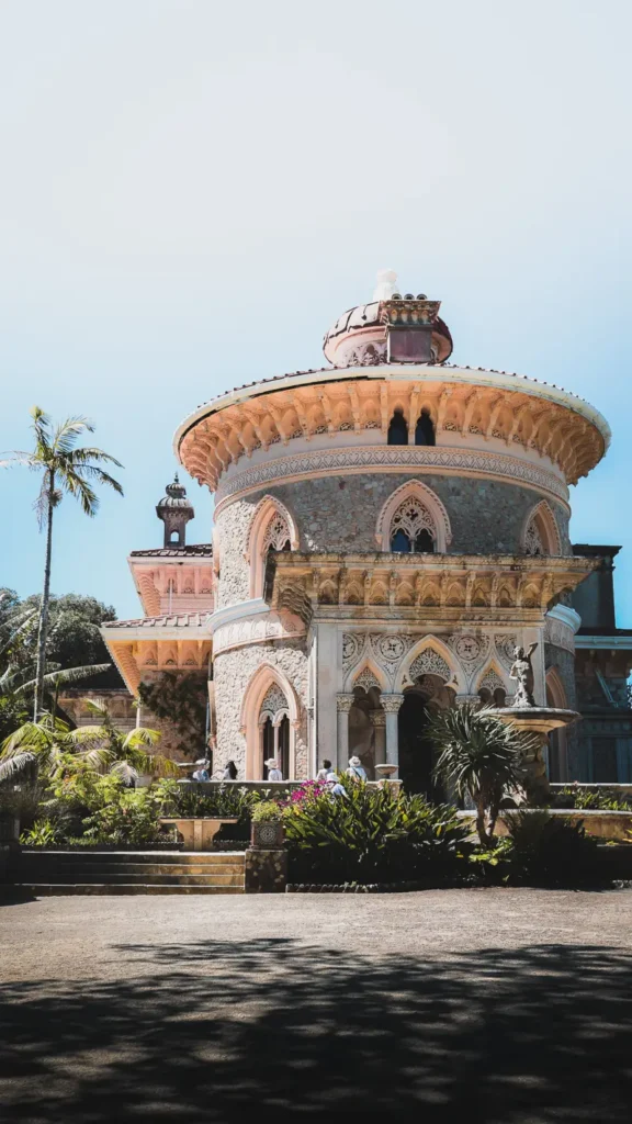 Het paleis van Montserrat is een pak rustiger dan pena palace en heeft prachtige versieringen aan de gevel en binnen