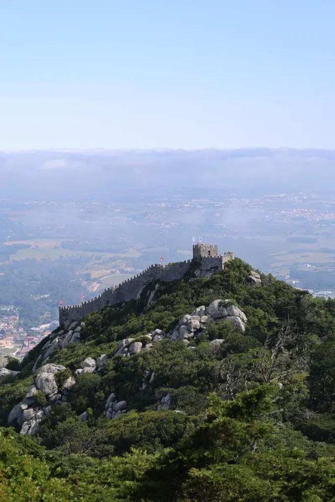 Moorish Castle is een oude kasteelruine op een heuvel en zie je vanuit Pena Palace