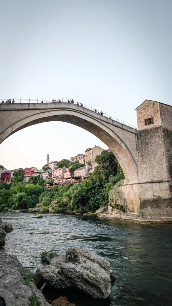 Stari Most brug met mensen en zicht op de Neretva rivier