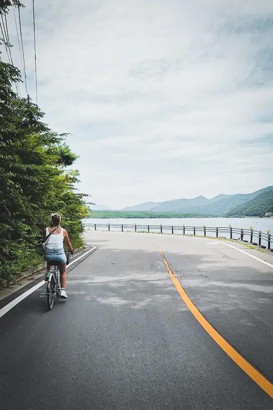 Fietsen rond Mount Fuji langs Lake Saiko tijdens de Mount Fuji fietsroute vanuit Kawaguchiko