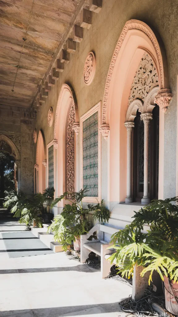 De buitenkant van het Montserrat palace is prachtig bezet met azulejos