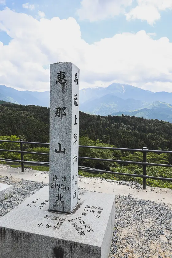 Stenen marker met uitzicht op de Kiso Vallei langs de Nakasendo Trail – takayama nakasendo trail