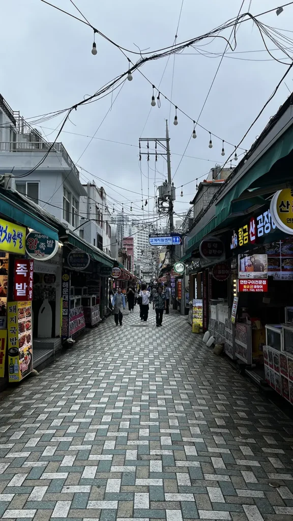 Smalle straat in Nampo-dong Busan met lokale restaurants en neonborden