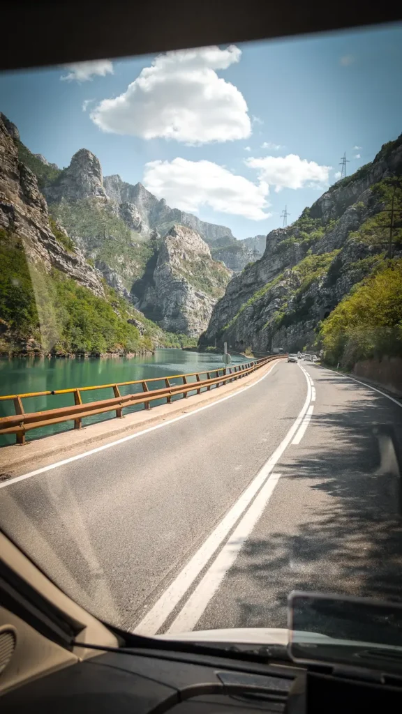 Weg langs de Neretva rivier met bergen en groen landschap