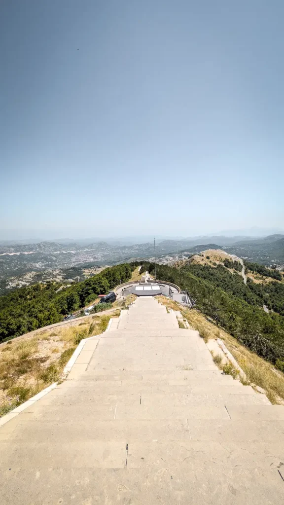 Trappen naar het Njegoš Mausoleum in Lovćen National Park