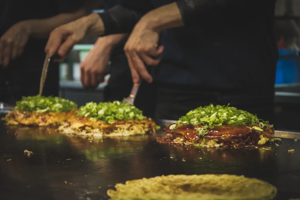 Okonomiyaki in een restaurant in Hiroshima - wat te eten in japan