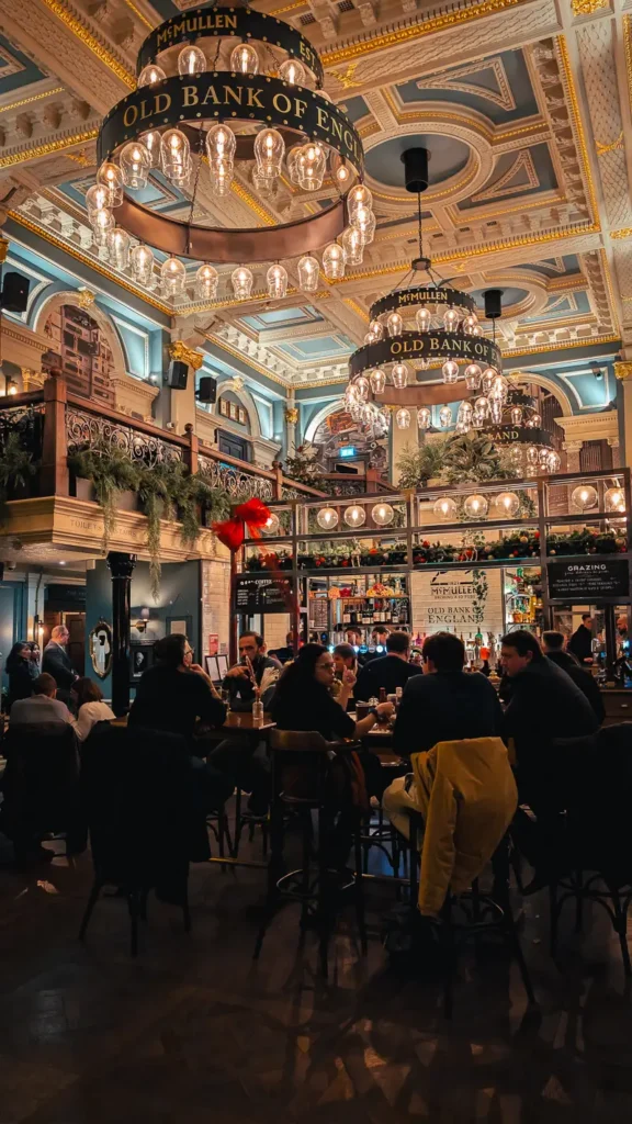 Klassiek gerecht in traditionele pub tijdens avond in Londen