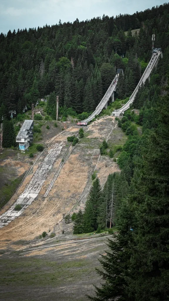 Verlaten skischansen in de bergen rond Sarajevo
