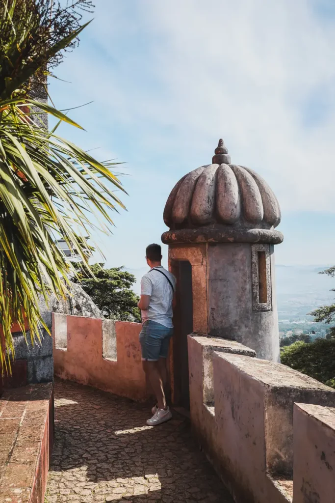 Pena Palace is een prachtig kleurrijk paleis bovenop een heuvel en een must om te bezoeken