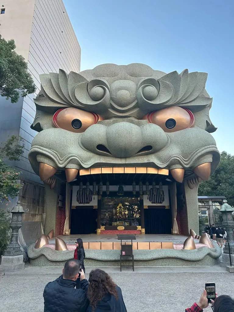 Namba Yasaka Shrine met gigantisch leeuwengezicht in Osaka