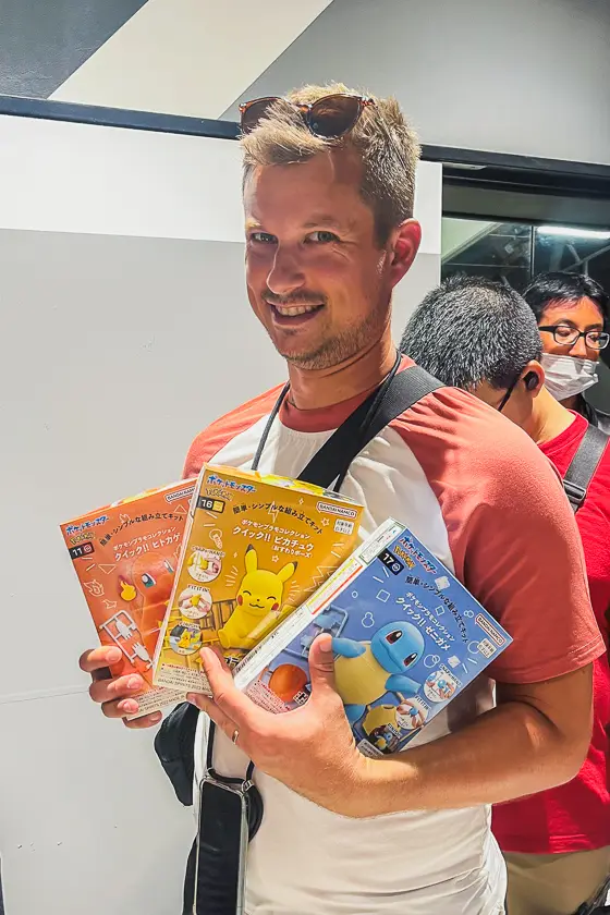 Bezoeker die Pokémondozen vasthoudt in een winkel in Denden Town, Osaka.