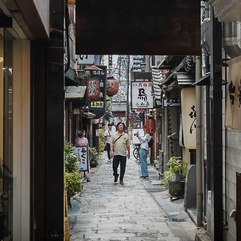 Close-up van vers bereide sushi in een kleine sushibar in Hozenji Yokocho, Osaka.
