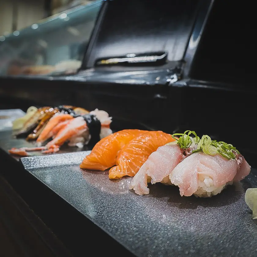 Smalle stenen steeg Hozenji Yokocho in Osaka, met traditionele lantaarns en kleine izakaya’s.