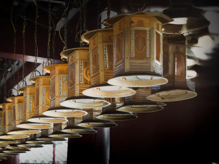 Rij traditionele houten lantaarns in Shitennoji Tempel in Osaka, hangend aan metalen kettingen.