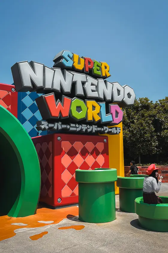 Kleurrijke ingang van Super Nintendo World in Universal Studios Japan met iconische Mario-elementen.