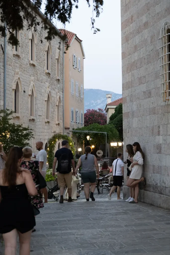 Mensen wandelen door de oude stad van Budva in Montenegro
