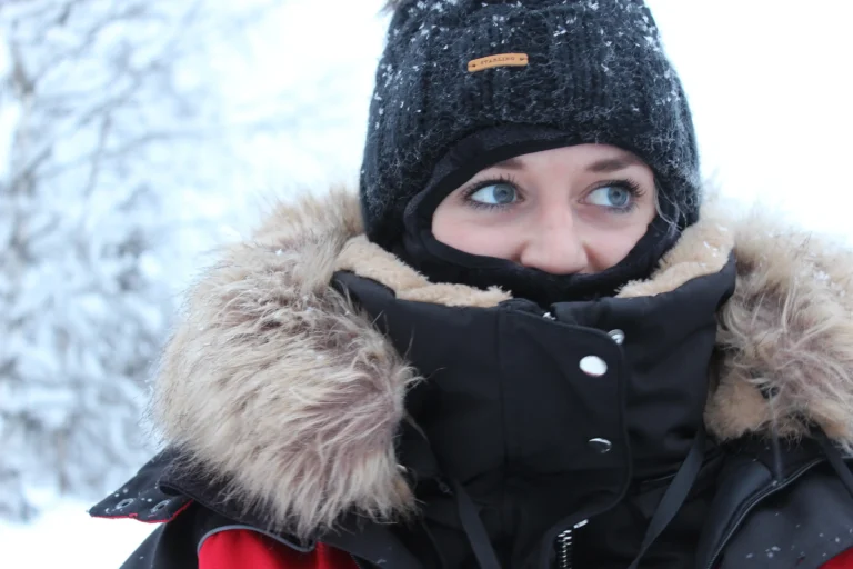 Een wind en waterdichte jas, laagjes en bescherming van gezicht, hoofd en handen is erg belangrijk als je in de winter naar Lapland of het Noorden van Noorwegen trekt