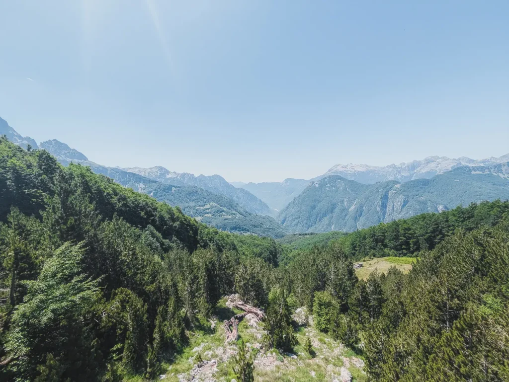 Panoramisch uitzicht over de vallei van Theth
