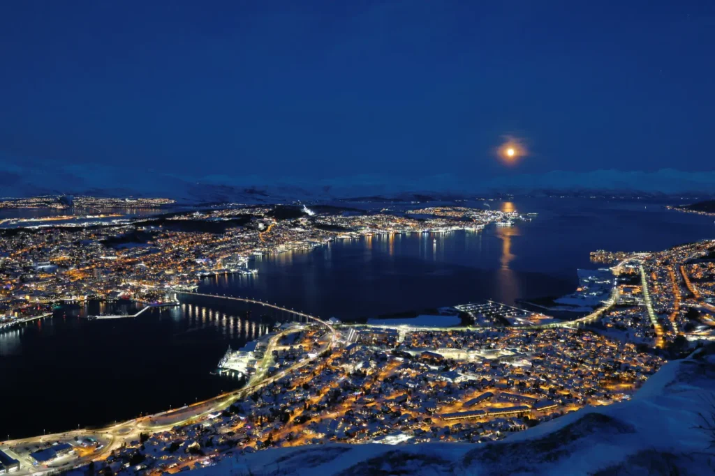 Panoramisch zicht op tromso vanaf Fjellheisen kabelbaan bij poolnacht