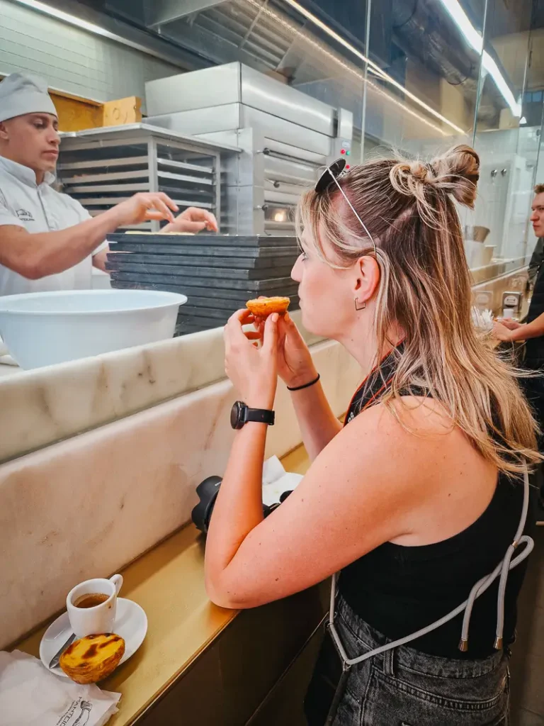 Verse pastel de nata uit de oven eet je lauwwarm aan de toonbank