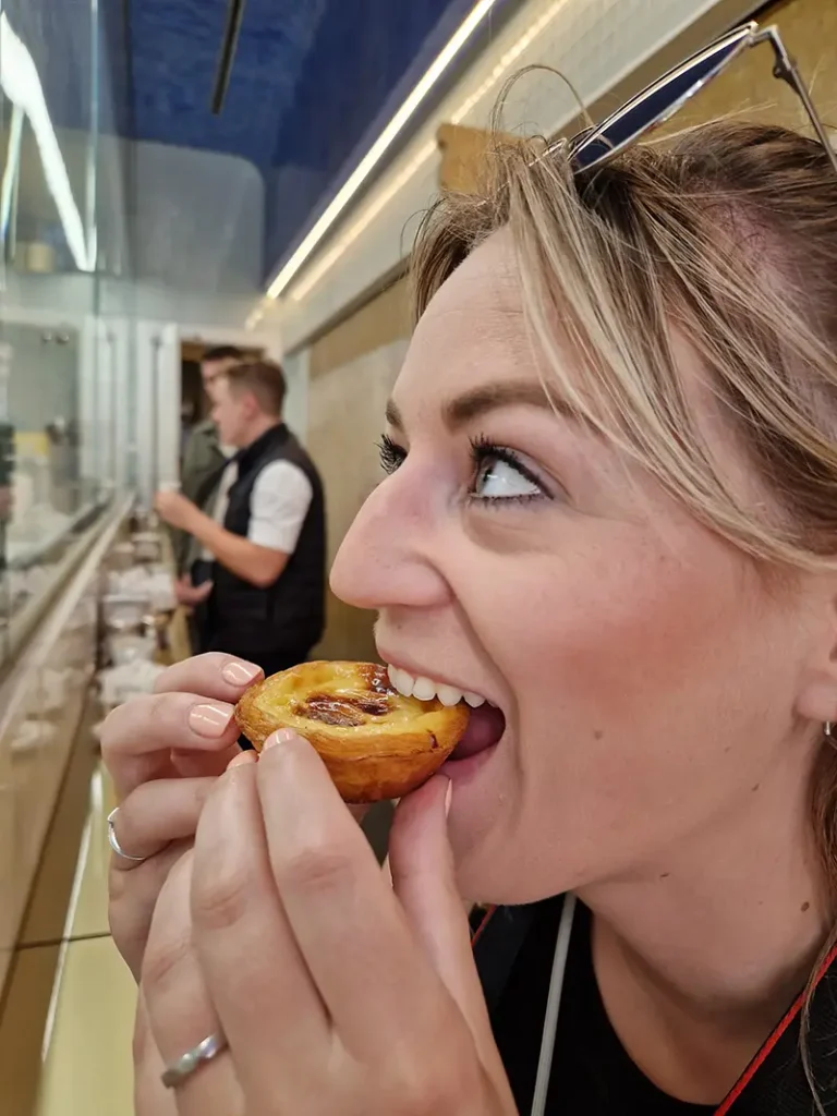 De beste pastel de nata vind je bij manteigaria en eet je rechtstreeks daar op