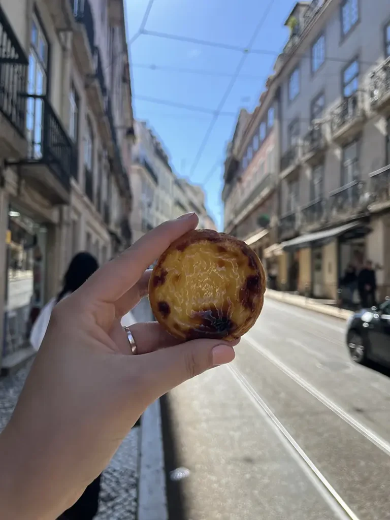 Verse pastel de nata van Manteigaria is een van de topdingen om te doen tijdens je citytrip in Lissabon