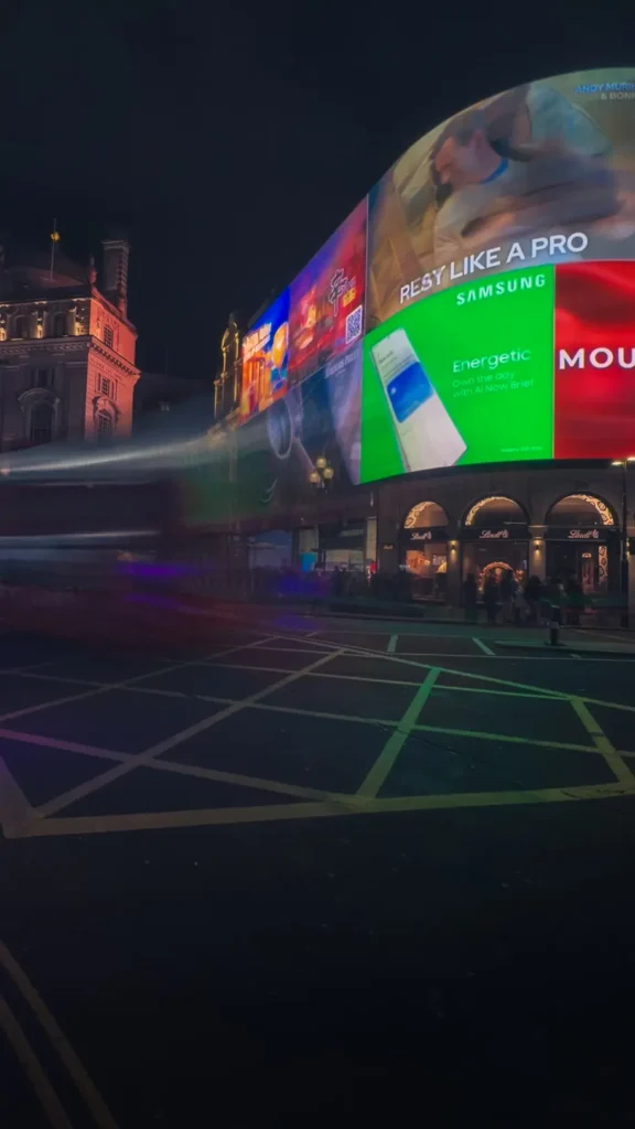 Drukke straat in Piccadilly Circus in het centrum van Londen