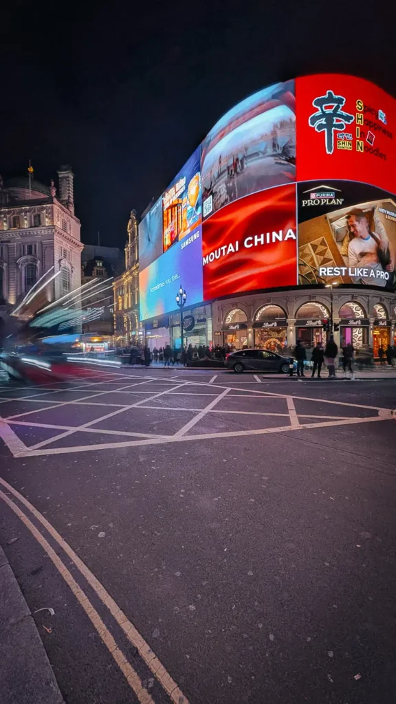 Piccadilly Circus met verlichte schermen in de avond in Londen