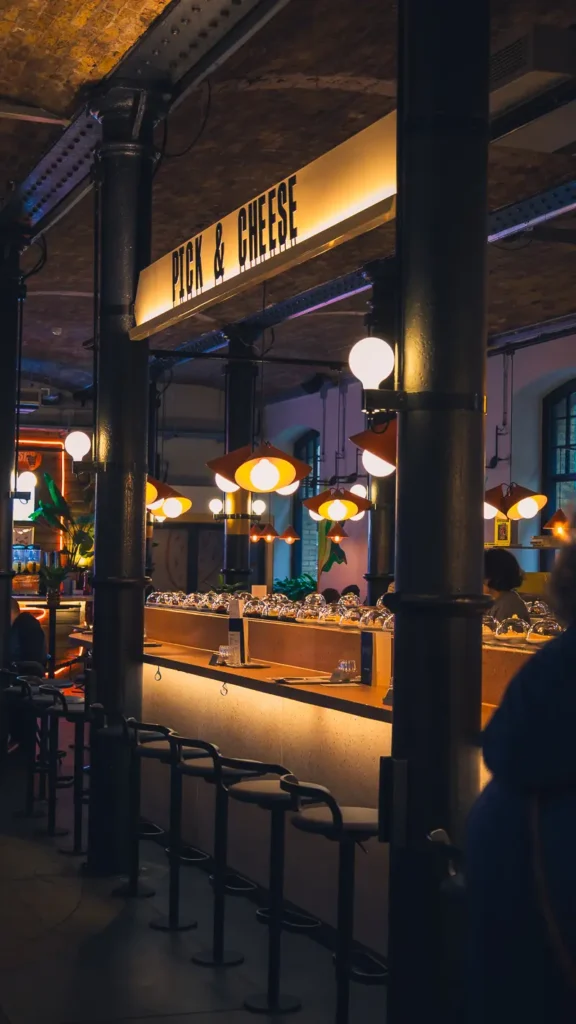 Interieur van Pick & Cheese restaurant in Londen met lopende band
