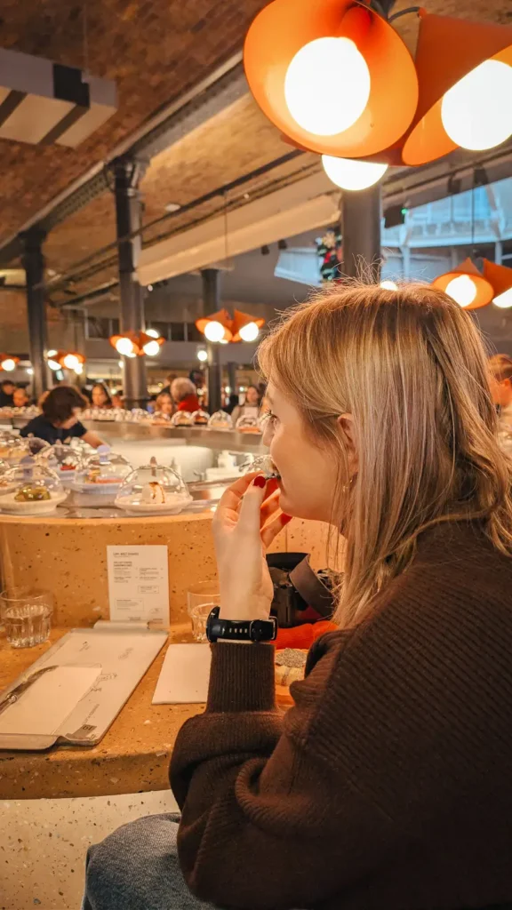 Persoon die eet bij Pick & Cheese restaurant in Londen