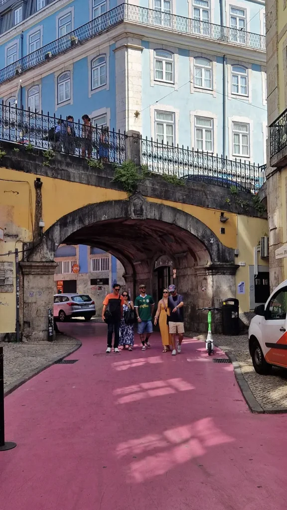 Pink street is een uitgaansbuurt in Lissabon