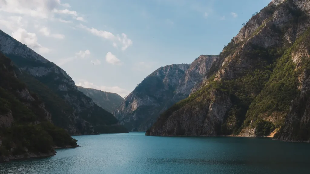 Felblauw water in de Piva Canyon in Montenegro