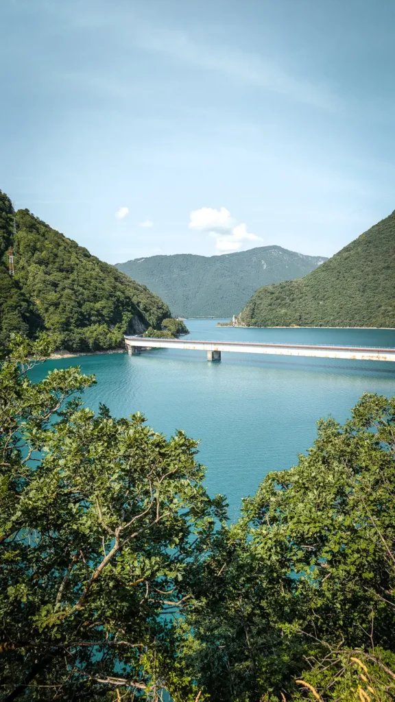 Brug en water bij de Piva Dam in Montenegro
