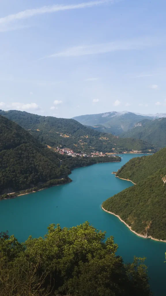 Turquoise Piva meer tussen bergen in Montenegro