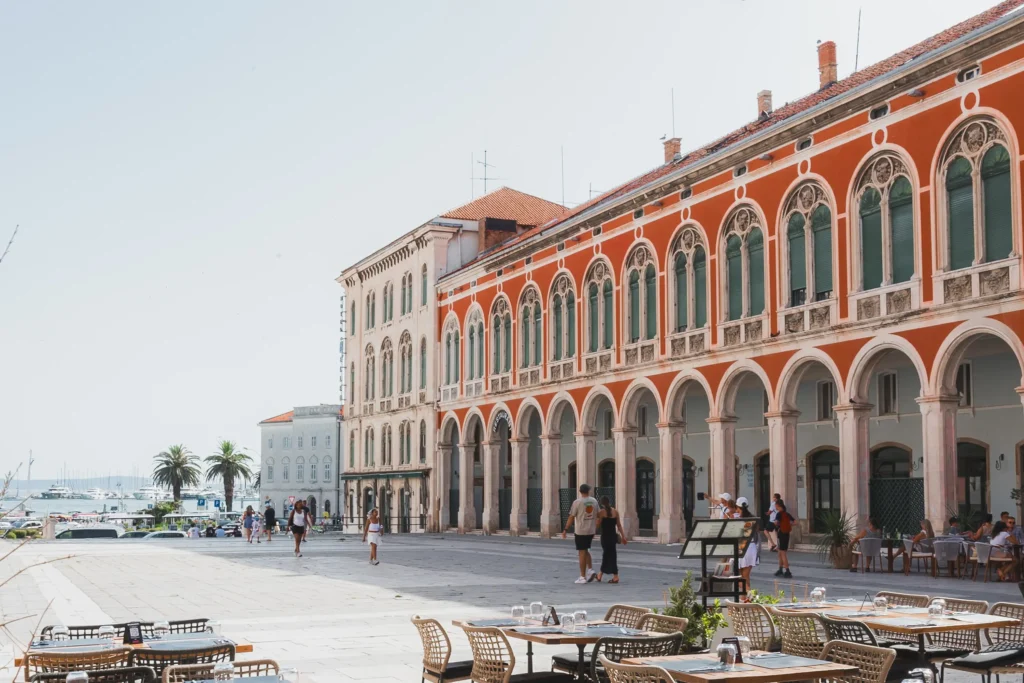Beeld van het Pjaca-plein in Split met zicht op de zee tijdens een rondreis in Kroatie