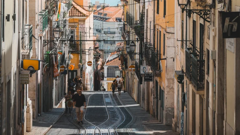 Wandelen door oude stadswijken tijdens citytrip naar Lissabon is een van de beste dingen die je kan doen
