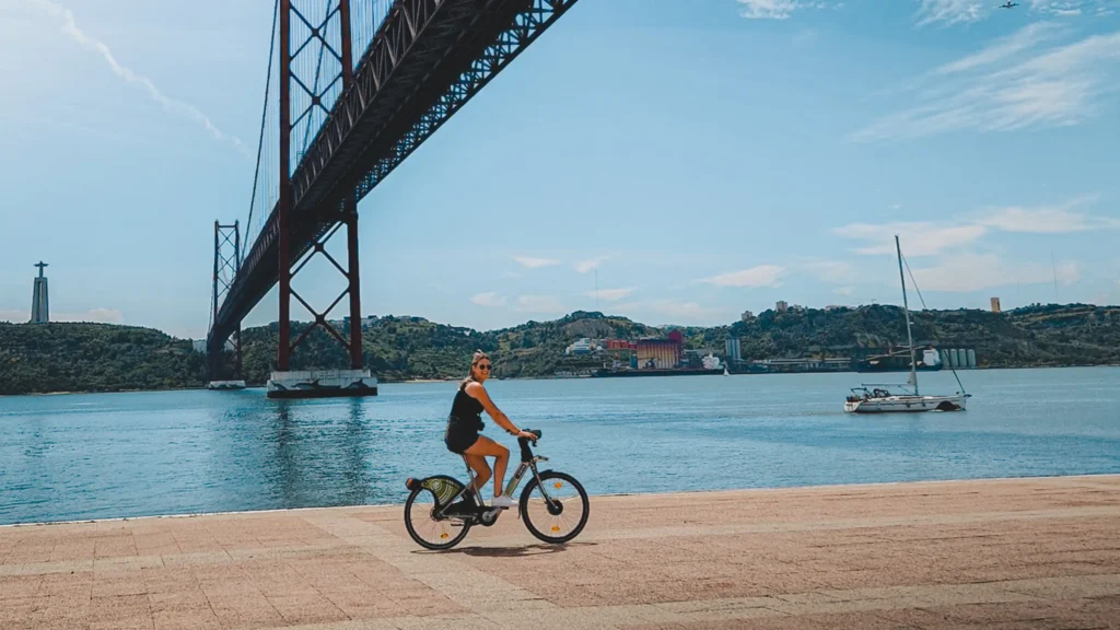 Lissabon per fiets verkennen is een van de praktische tips voor een citytrip naar Lissabon