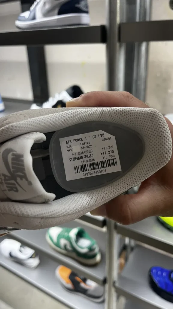Prijslabel in yen in Japanse winkel als voorbeeld vagoedkoop sneakers kopen in Japan