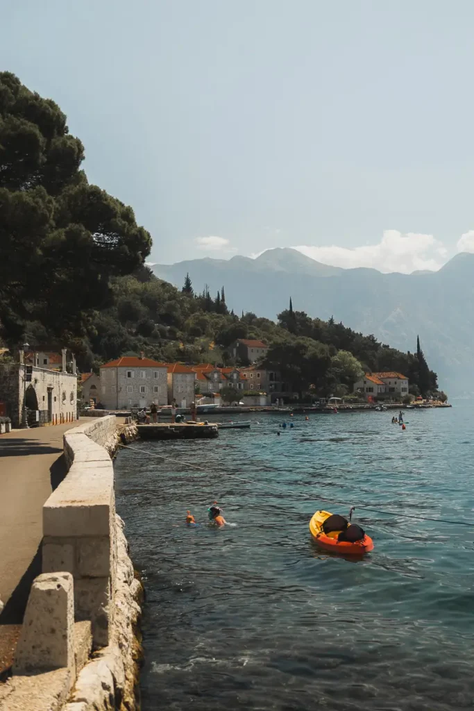 Promenade langs het water in Perast met uitzicht op de baai.