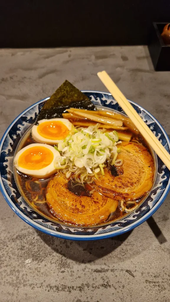 Kom ramen in Japan met chashu en zachtgekookt ei