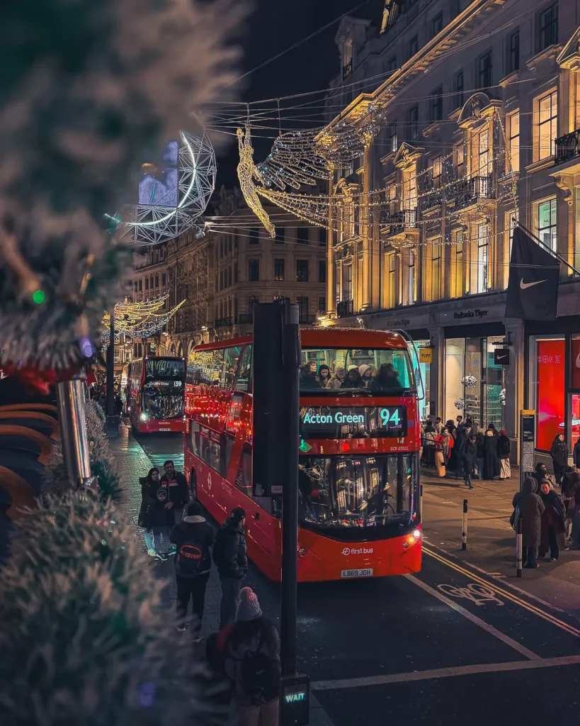 Regent Street met kerstverlichting tijdens winter in Londen