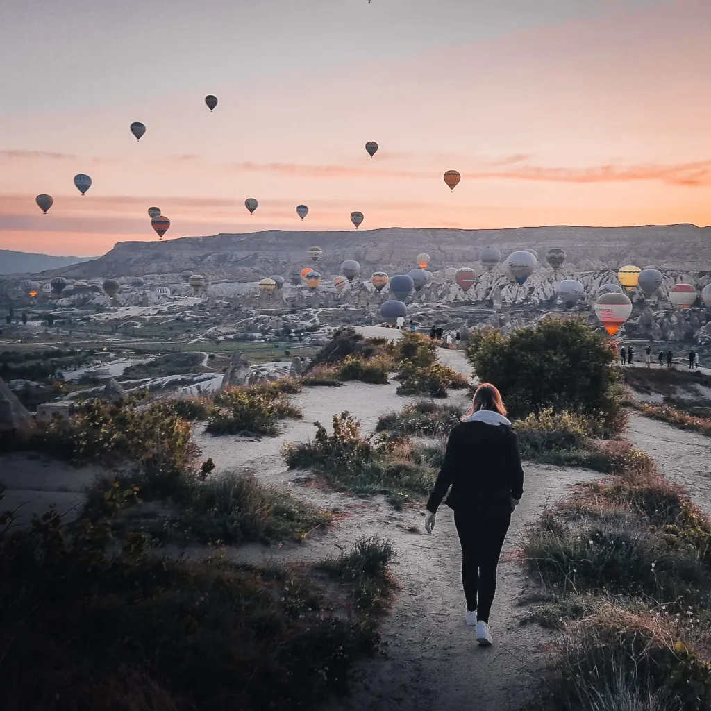 Luchtballonnen boven Cappadocië bij zonsopgang